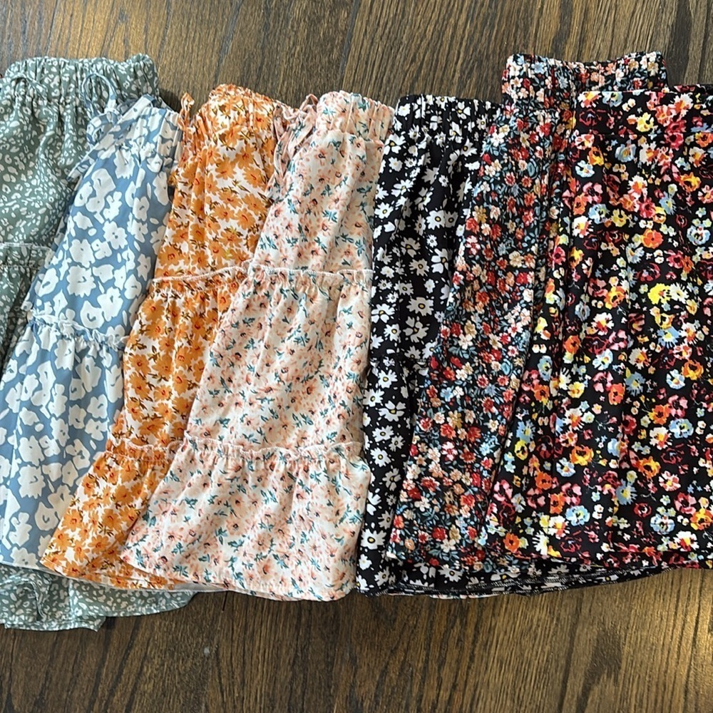 Teen 9 floral skirts by SHEIN
8 small
1 medium 
Sold as a LOT
Gently used - Picture 5 of 6